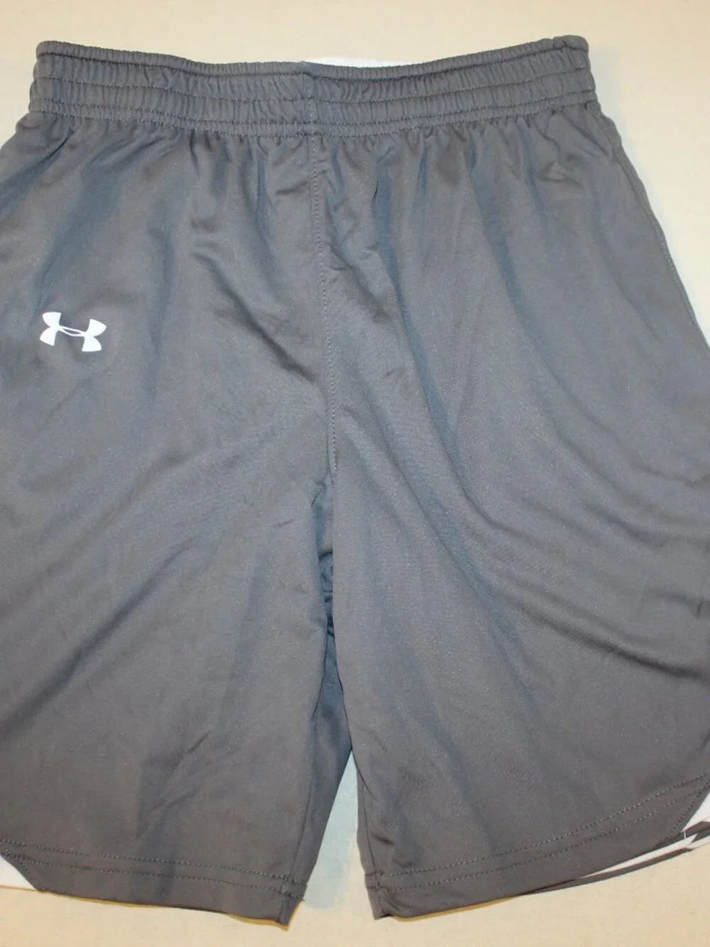 NEW UNDER ARMOUR Youth XL Reversible Gray & White Basketball Running Shorts